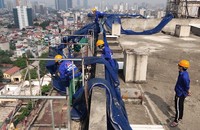 Các công nhân phá dỡ phía bên ngoài tầng 18 hôm 16/5. Ảnh: Ngọc Nga