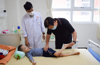 GS.TS René D. Esser thăm khám cho người bệnh. Ảnh: BVCC