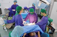 Kíp phẫu thuật thực hiện thay khớp háng nhân tạo cho bệnh nhân. Ảnh: BVCC