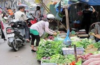 Chợ tạm, chợ cóc vẫn tập trung đông người. (Ảnh minh họa)