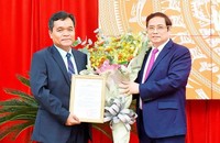 Trưởng Ban Tổ chức Trung ương trao quyết định cho ông Hồ Văn Niên.