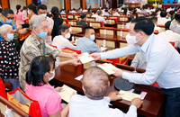 Chủ tịch Quốc hội ân cần trao quà Tết cho từng người dân.