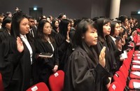 Các luật sư làm lễ tuyên thệ tại Tòa án Tối cao Singapore. (Nguồn ảnh channelnewsasia.com)
