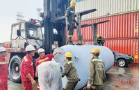 Bình chứa thuốc lá lậu. (Ảnh: Đ.Phòng)