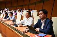 Các đại biểu bấm quyết biểu quyết thông qua Luật Cán bộ, công chức sửa đổi. (Ảnh: Cổng TTĐTQH)
