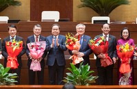Chủ tịch Quốc hội Trần Thanh Mẫn tặng hoa chúc mừng các Phó Chủ tịch và Ủy viên Hội đồng bầu cử quốc gia. (Ảnh: Cổng TTĐTQH)