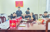 Hải quan và các lực lượng đang lấy lời khai đối tượng. (Ảnh: Đ.P)