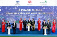 Thủ tướng Chính phủ Nguyễn Xuân Phúc, ông Nghiêm Xuân Thành (Chủ tịch HĐQT Vietcombank, ngoài cùng bên trái) cùng các đại biểu thực hiện nghi thức khánh thành Tổng kho và bến cảng xăng dầu DKC Petro