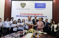 Tổng Cục trưởng Trần Hữu Linh và đại diện SCHOTT AG ký biên bản hợp tác