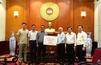 Ông Nguyễn Mạnh Huấn - Thành viên HĐTV EVNGENCO1 trao bảng tượng trưng 500 triệu đồng ủng hộ đồng bào bị thiệt hại do bão số 3 gây ra