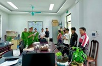 Cơ quan Công an tống đạt các quyết định khởi tố bị can với các đối tượng