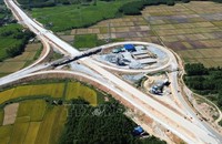 Dự án cao tốc Quảng Ngãi - Hoài Nhơn thuộc Cao tốc Bắc - Nam phía Đông, giai đoạn 2021 - 2025 được triển khai khẩn trương, đúng tiến độ; dự kiến sẽ thông xe trong năm 2025. Ảnh: Quốc Khánh/TTXVN