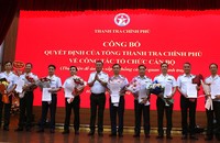 Tổng Thanh tra Chính phủ Đoàn Hồng Phong trao quyết định và tặng hoa chúc mừng các đồng chí được điều động, tiếp nhận và bổ nhiệm.
