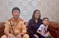 Gia đình đến đón cháu Đ tại cơ quan Công an.