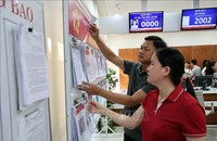 Người dân phường Tam Kỳ, thành phố Đà Nẵng mới đến Trung tâm hành chính công làm thủ tục hành chính. Ảnh: Trần Tĩnh/TTXVN
