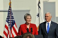 Bộ trưởng Không quân Mỹ Heather Wilson và Phó Tổng thống Mike Pence