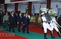 Thủ tướng Chính phủ Nguyễn Xuân Phúc dẫn đầu đoàn đại biểu cấp cao Đảng, Nhà nước Việt Nam viếng Đại tướng Lào Sisavath Keobounphanh. Ảnh: TTXVN