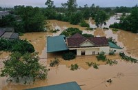 Mưa lớn và lũ lụt gây thiệt hại nghiêm trọng về người và tài sản tại nhiều tỉnh miền Trung.