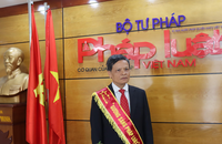 Đại sứ Nguyễn Hồng Thao được vinh danh là một trong 50 Gương sáng pháp luật năm 2021.