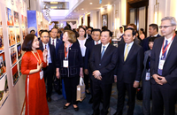 Các đại biểu tham quan triển lãm.