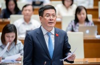 Bộ trưởng Bộ Công Thương Nguyễn Hồng Diên trả lời chất vấn tại phiên họp.