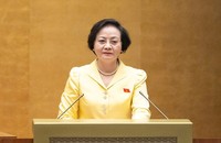 Bộ trưởng Bộ Nội vụ Phạm Thị Thanh Trà trình bày tờ trình tại phiên họp.