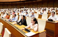 Các đại biểu Quốc hội ấn nút biểu quyết thông qua Nghị quyết.