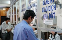Người dân thực hiện các giao dịch liên quan đến nhà đất (ảnh minh họa).