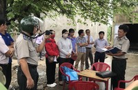 Chấp hành viên Chi cục THADS huyện Duy Xuyên, Quảng Nam phối hợp tổ chức cưỡng chế thi hành án.