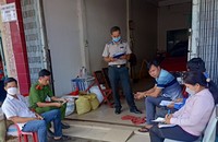 Chấp hành viên Cục THADS tỉnh Đồng Tháp phối hợp với các cơ quan liên quan tổ chức cưỡng chế giao nhà và quyền sử dụng đất.