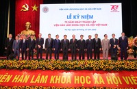 Đồng chí Nguyễn Xuân Thắng, Ủy viên Bộ Chính trị, Giám đốc Học viện Chính trị quốc gia Hồ Chí Minh, Chủ tịch Hội đồng Lý luận Trung ương (thứ 8 từ trái qua); đồng chí Trần Hồng Hà, Ủy viên Trung ương Đảng, Phó Thủ tướng Chính phủ (thứ 7 từ trái qua); đồng chí Phan Chí Hiếu, Bí thư Đảng ủy, Chủ tịch Viện Hàn lâm Khoa học xã hội Việt Nam (thứ 9 từ trái qua) cùng các đại biểu chụp ảnh lưu niệm.
