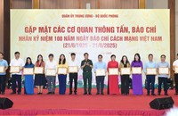 TS. Vũ Hoài Nam - Bí thư Đảng ủy, Tổng Biên tập Báo PLVN (thứ ba từ phải sang) nhận bằng khen do Bộ trưởng Bộ Quốc phòng Phan Văn Giang trao tặng. Ảnh: Lam Hạnh