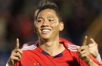 'Chân gỗ' bất ngờ phát lộ tài năng trên sân cỏ