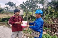 Nhân viên VNPT Quảng Bình cảm động trước tình cảm của người dân Thừa Thiên – Huế.