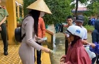 Hình ảnh ca sĩ Thủy Tiên trao tận tay tiền mặt cho gần 1.500 hộ dân tại 4 xã: Hải Lâm, Hải Trường, Hải Thượng, Hải Quy vào sáng 31/10