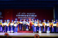 Các tân thủ khoa rạng rỡ trong lễ tốt nghiệp