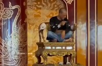 Người đàn ông có quá khứ nghiện ma tuý vượt qua hàng rào bảo vệ, leo lên ngai vàng Triều Nguyễn ngồi xếp bằng và la lớn trước khi bẻ gãy bảo vật quốc gia này