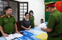 Cơ quan CSĐT tống đạt quyết định khởi tố vụ án, khởi tố bị can đối với bà Trần Thị Phước về hành vi “Sản xuất, buôn bán hàng giả là thực phẩm”.
