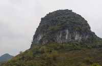 Hang Phja Thạng nằm ở lưng chừng núi Phja Thạng thuộc xã Tân Đoàn, huyện Văn Quan, tỉnh Lạng Sơn.