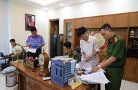 Đơn vị chức năng khám xét tại phòng làm việc của bị can Ngô Duy Lượng. (Ảnh: Công an Bắc Giang).