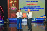Phó Bí thư thường trực Tỉnh ủy Hải Dương trao quyết định bổ nhiệm Tổng Biên tập Báo và Đài Phát thanh-Truyền hình Hải Dương cho ông Nguyễn Hải Bình.