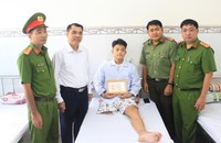 Chiến sĩ trẻ Phan Đức Mạnh nhận tặng thưởng của TW Đoàn TNCS Hồ Chí Minh