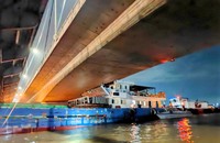 Cắt 1 phần cabin để đưa tàu mắc kẹt ra khỏi gầm cầu Đồng Nai