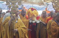 Biển người đổ về núi Bà Đen để cung rước xá lợi Đức Phật