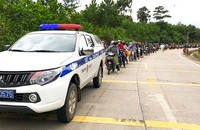 Lực lượng CSGT Quảng Nam dùng xe chuyên dụng dẫn đường bà con từ phía Nam về quê khi đi ngang qua địa phận của tỉnh.