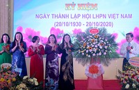 Đồng chí Phan Trọng Tấn – Phó Chủ tịch Ủy ban nhân dân tỉnh tặng hoa chúc mừng Hội