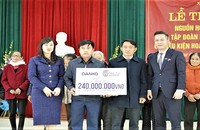 Đại diện chính quyền xã Quảng Giao tiếp nhận hỗ trợ thường xuyên cho 20 người có hoàn cảnh đặc biệt khó khăn từ Tập đoàn Danko.