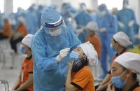 Lấy mẫu xét nghiệm COVID-19 cho công nhân KCN Quang Châu (Bắc Giang). Ảnh: Thanhnien