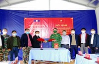 Ban Chỉ đạo công tác biên giới hai tỉnh: Điện Biên (Việt Nam) và Luông Pha Băng (Lào) trao biên bản ký kết thống nhất xây kè chân Mốc 130