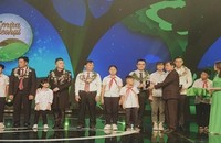 Ông Nguyễn Quang Thái, Giám đốc Phát triển Hoạt động Cộng đồng Vinamilk nhận kỷ niệm chương cho hành trình Vinamilk đồng hành cùng Cặp lá yêu thương.